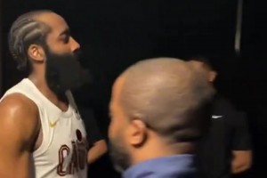 心情不错！哈登赛后走回球员通道，路上还和好友开了个玩笑~